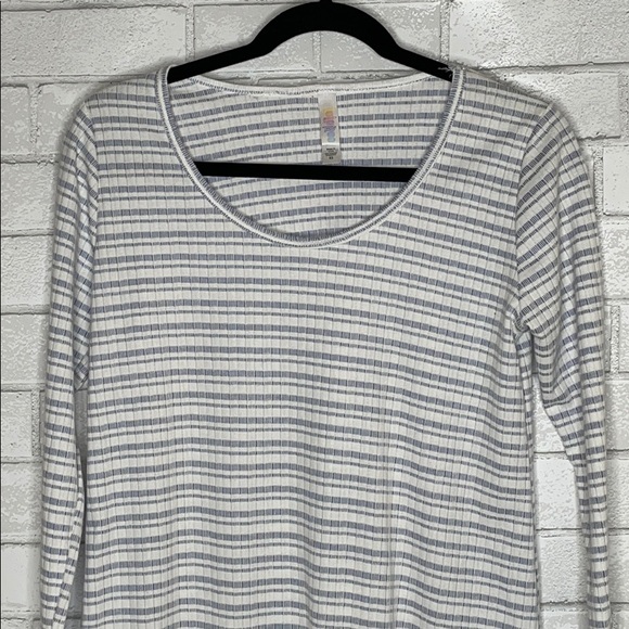 NWT LuLaRoe Striped Lynnae Long Sleeve Top - Picture 2 of 7